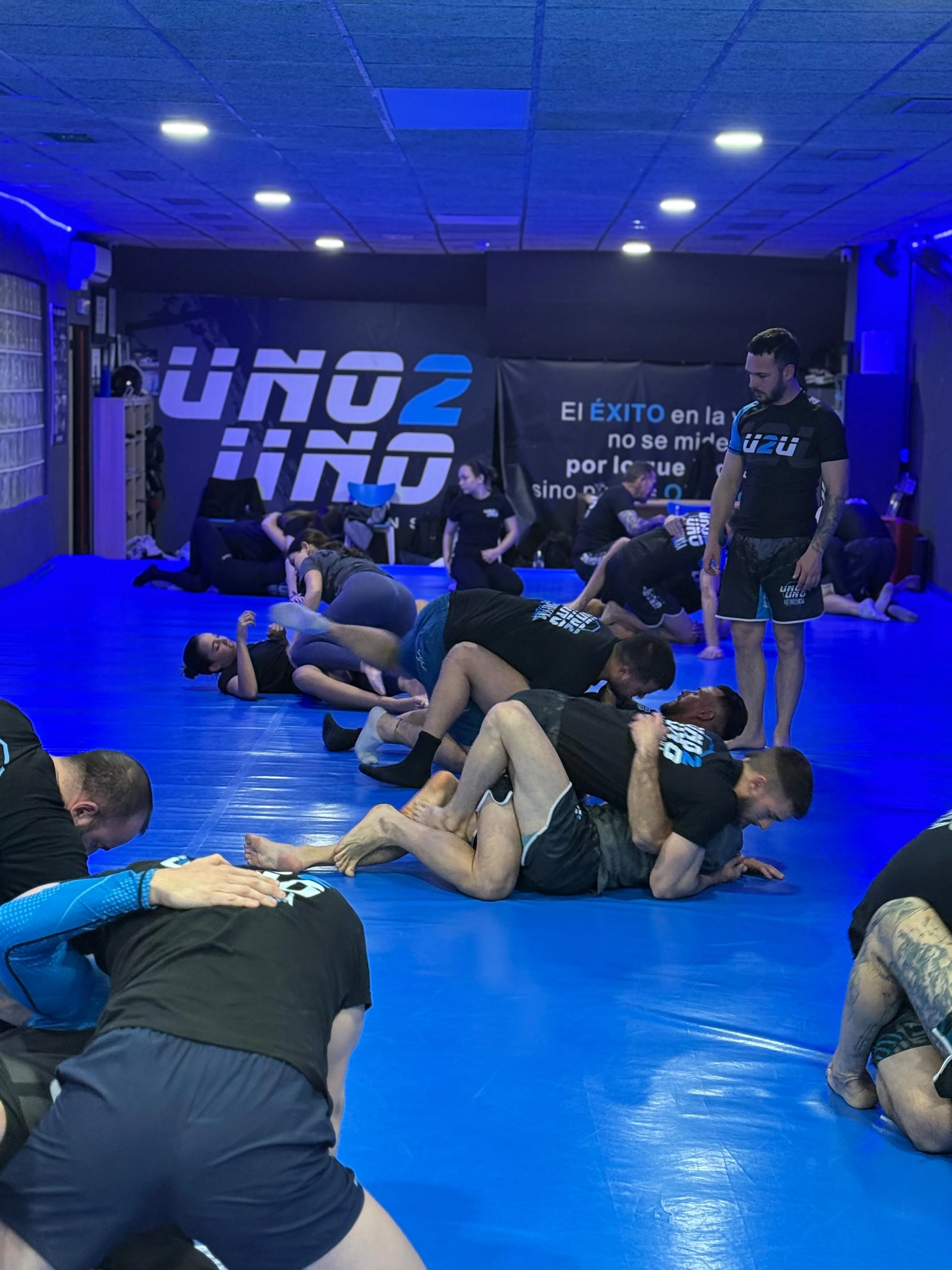 Clase grupal en el tatami de la academia